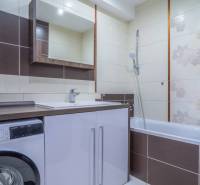  Na predaj kompletne zrekonštruovaný 3-izbový byt s balkónom v Poprade - Kúpeľňa v 3-izbovom byte so sprchovacím kútom, práčkou a umývadlovou skriňou.