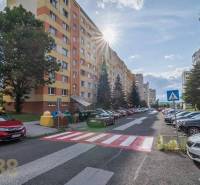  Na predaj kompletne zrekonštruovaný 3-izbový byt s balkónom v Poprade - Bytovka na Záborského v Poprade s parkoviskom a kontajnermi na 3-izbový byt.