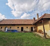 PREDAJ-vidiecky dom s veľkým pozemkom pod lesom, Nitr.Sučany, okr.PD - Starší rodinný dom v Nitrianskych Sučanoch obklopený trávou a drevom na ulici Nirtrianske Sučany.