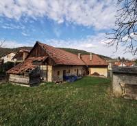 PREDAJ-vidiecky dom s veľkým pozemkom pod lesom, Nitr.Sučany, okr.PD - Rodinný dom v Nitrianskych Sučanoch, ulica Nirtrianske Sučany, staršia stavba na priestrannom pozemku.
