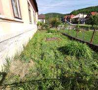 PREDAJ-vidiecky dom s veľkým pozemkom pod lesom, Nitr.Sučany, okr.PD - Záhrada Rodinného domu v Nitrianskych Sučanoch s výhľadom na ulicu a kopce.