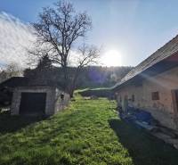 PREDAJ-vidiecky dom s veľkým pozemkom pod lesom, Nitr.Sučany, okr.PD - Trávnatý pozemok s rodinným domom a starou garážou na Nirtrianskej ulici v Nitrianskych Sučanoch.