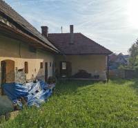 PREDAJ-vidiecky dom s veľkým pozemkom pod lesom, Nitr.Sučany, okr.PD - Starší rodinný dom v Nitrianskych Sučanoch na ulici Nirtrianske Sučany s trávnatým pozemkom.