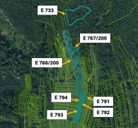 Omastiná – 9.909 m2 LESY a PASIENKY – PREDAJ - Letecký pohľad na poľnohospodárske a lesné pozemky v Omastinej s identifikačnými číslami.