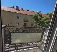 *REZERVOVANÉ* 2 IZBOVÝ TEHLOVÝ BYT, KOŠICE - JUH - Balkón 2-izbového bytu s výhľadom na susednú budovu a strechy, Košice - mestská časť Juh, Pasteurovo námestie.