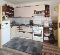 Predaj, rodinný dom Klížska Nemá - Kuchyňa v rodinnom dome s linkou, sporákom a chladničkou, bez prítomnosti ľudí.