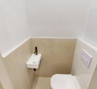 PRENÁJOM - Priestranný moderný 2 izbový byt s 2 balkónmi - Kompaktné WC s umývadlom v 2-izbovom byte, béžové dlaždice a biela stena.