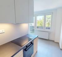 PRENÁJOM - Priestranný moderný 2 izbový byt s 2 balkónmi - Kuchyňa v 2-izbovom byte s výhľadom, svetlé steny a okná.