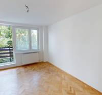 PRENÁJOM - Priestranný moderný 2 izbový byt s 2 balkónmi - Priestranná izba v 2-izbovom byte s drevenou podlahou a veľkým oknom na balkón.