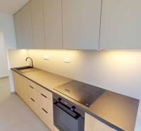PRENÁJOM - Priestranný moderný 2 izbový byt s 2 balkónmi - Kuchyňa v 2-izbovom byte s modernou pracovnou doskou a vstavanými spotrebičmi.