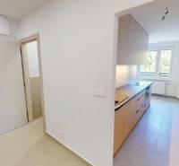 PRENÁJOM - Priestranný moderný 2 izbový byt s 2 balkónmi - Chodba a kuchyňa v 2-izbovom byte s oknom, svetlý interiér.