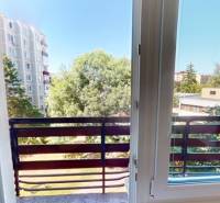 PRENÁJOM - Priestranný moderný 2 izbový byt s 2 balkónmi - Výhľad z 2-izbového bytu na ulici Centrum I. v Dubnici nad Váhom, s balkónom a zeleňou.