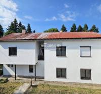 Predaj, rodinný dom Banská Štiavnica - EXKLUZÍVNE HA... - Rodinný dom s červenou strechou a bielou fasádou v Banskej Štiavnici.
