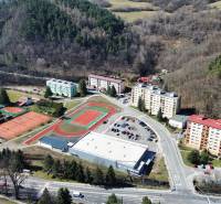Na predaj 3 izbový byt v meste Kremnica, 78 m2 - Letecký pohľad na obytnú časť mesta, športové ihriská a 3-izbový byt okolí prírody.