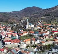 Na predaj 3 izbový byt v meste Kremnica, 78 m2 - Pohľad na historické mesto v údolí, obklopené kopcami; ideálne pre 3-izbový byt.