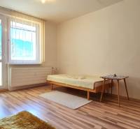 Na predaj 3 izbový byt v meste Kremnica, 78 m2 - Svetlá obývacia izba s drevenou podlahou, sedačkou a 3-izbový byt ideálne na bývanie.