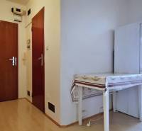 Na predaj 3 izbový byt v meste Kremnica, 78 m2 - Vstupná hala so stolom, vedie do svetlej spálne v 3-izbovom byte.