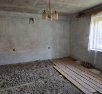 SLOVREAL na predaj dom Lutila, 713 m2 - Na ulici Nová sa nachádza rodinný dom so staršími stenami a drevenou podlahou.