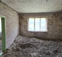 SLOVREAL na predaj dom Lutila, 713 m2 - Interiér rodinného domu na ulici Nová vyžaduje rekonštrukciu a úpravy.