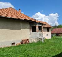 SLOVREAL na predaj dom Lutila, 713 m2 - Rodinný dom so šikmou strechou a neomietnutou prístavbou na ulici Nová.