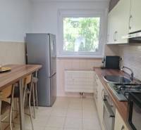 Predaj, 3-izbový byt s lodžiou v obľúbenej lokalite Fončorda,  - Kuchyňa v 3-izbovom byte s barovým pultom a spotrebičmi, svetlá atmosféra.
