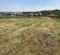 Na predaj investičný stavebný pozemok pre 3 RD, Trenč.Jastrabie - Pozemky na bývanie v Trenčianskom Jastrabí s pohľadom na okolitú krajinu a domy.