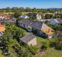 PREDAJ, Pozemok s rodinným domom Sečovce, okres Trebišov - Letecký pohľad na domy a záhrady v Sečovciach, vhodné pre pozemky - bývanie.