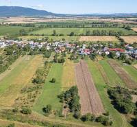 PREDAJ, Pozemok s rodinným domom Sečovce, okres Trebišov - Letecký pohľad na Pozemky - bývanie v Sečovciach, obklopené rozsiahlymi poľami a zeleňou.