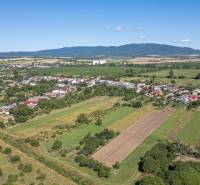 PREDAJ, Pozemok s rodinným domom Sečovce, okres Trebišov - Panoráma Sečoviec ponúka pozemky na bývanie obklopené malebnou prírodou a poliami.