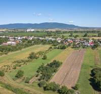 PREDAJ, Pozemok s rodinným domom Sečovce, okres Trebišov - Letecký pohľad na pozemky v Sečovciach, Pozemky - bývanie, obklopené prírodou a domami.