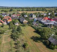 PREDAJ, Pozemok s rodinným domom Sečovce, okres Trebišov - Letecký pohľad na Pozemky - bývanie v Sečovciach obklopené zeleňou a rozptýlenými domami.
