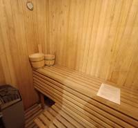 Na predaj chata pri jazere v Sklených Tepliciach - Drevená sauna s lavicou a vedrami na ulici Sklené Teplice a Chata.