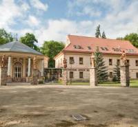 Na predaj chata pri jazere v Sklených Tepliciach - Na ulici Sklené Teplice sa nachádza historická chata obklopená sochami a prírodou.