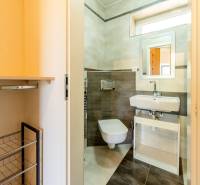 Priestranný 4i byt 108 m2, klimatizácia, 2x balkón, parkovanie - Kúpeľňa v 4-izbovom byte so závesným WC, umývadlom a skrinkou pod ním.