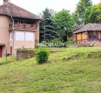 REZERVOVANÉ - Predaj, rodinný dom České Brezovo - EX... - Rodinný dom v Českých Brezovách s upravenou záhradou a drevenou prístavbou v pozadí.