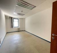 Zrekonštruované Kancelárie v centre mesta - na prízemí, aj na poschodí - Prázdna kancelária s bielymi stenami a oknom.