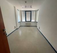 Zrekonštruované Kancelárie v centre mesta - na prízemí, aj na poschodí - Prázdna miestnosť s bielymi stenami a oknom v kancelárii.