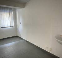 Zrekonštruované Kancelárie v centre mesta - na prízemí, aj na poschodí - Miestnosť v Kancelárii s podlahou z dlaždíc, okno so žalúziou a umývadlo.