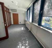 Zrekonštruované Kancelárie v centre mesta - na prízemí, aj na poschodí - Kancelária s dverami a veľkými oknami so žalúziami, miestnosť je presvetlená.