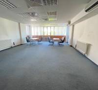 Zrekonštruované Kancelárie v centre mesta - na prízemí, aj na poschodí - Priestranné kancelárie s nábytkom a klimatizáciou, ideálne pre pracovné stretnutia.