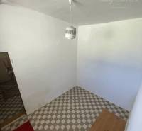 Vám ponúka Rodinný dom vo Veľkom Blahove - s ve - Interiér rodinného domu s geometrickou dlažbou a svietidlom.