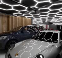 Exkluzívna garáž ( typu B) v projekte PARK3BA, Triblavina, Bratislava - Auto podsvietené stropnými šesťuholníkmi, drevená stena, Garáže.