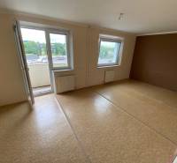 3 izbový byt na predaj,  80 m2, Zvolen - Podborová - Priestranná miestnosť s balkónom a výhľadom, súčasť 3-izbového bytu.