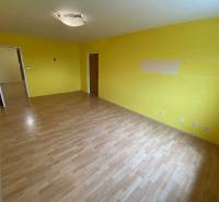 3 izbový byt na predaj,  80 m2, Zvolen - Podborová - Izba s drevenou podlahou a žltými stenami v 3-izbovom byte.