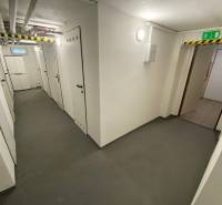 3 izbový byt na predaj,  80 m2, Zvolen - Podborová - Chodba so zamknutými dverami a únikovým východom v 3-izbovom byte.