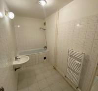 3 izbový byt na predaj,  80 m2, Zvolen - Podborová - Kúpeľňa s vaňou, umývadlom a radiátorom v 3-izbovom byte. Steny sú obložené kachličkami.