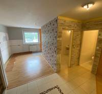 3 izbový byt na predaj,  80 m2, Zvolen - Podborová - Obývacia časť a kuchynský kút v 3-izbovom byte s dlažbou a laminátovou podlahou.