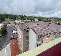3 izbový byt na predaj,  80 m2, Zvolen - Podborová - Bytový dom vo Zvolene, výhľad z 3-izbového bytu na zelené okolie a strechy.