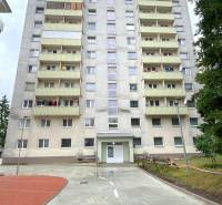 3 izbový byt na predaj,  80 m2, Zvolen - Podborová - Bytový dom v meste Zvolen ponúkajúci 3-izbové byty s balkónmi.