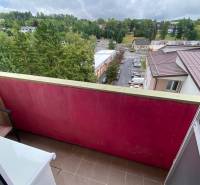 3 izbový byt na predaj,  80 m2, Zvolen - Podborová - Výhľad z balkóna 3-izbového bytu v meste Zvolen s okolitou zeleňou a parkoviskom.
